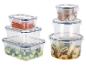 Plusieurs contenants alimentaires en plastique transparent avec différents aliments.