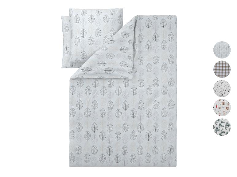 Parure de lit imprimée de feuilles et sélection d'autres textiles à motifs.