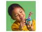 Un enfant tient un mini-château LEGO Disney d'Ariel.