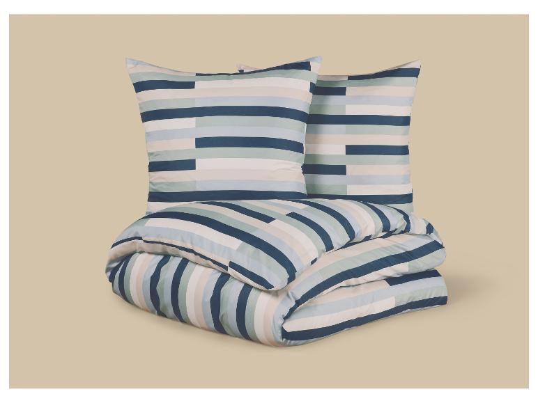 Parure de lit rayée avec deux oreillers et une couette pliée en bleu, vert et beige.