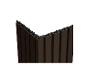 Détail de lattes composites bois-plastique marron texturées, assemblées en angle.