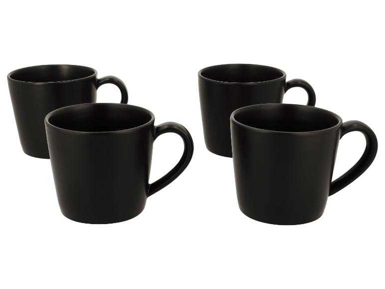 Lot de quatre tasses en céramique noires