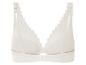 Un soutien-gorge blanc avec de la dentelle et des bretelles larges.