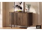 Buffet en bois élégant avec décorations dans un salon chaleureux.