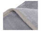 Une couverture en peluche grise avec une bordure beige.