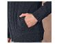 Un pull en maille torsadée bleu foncé avec une poche.