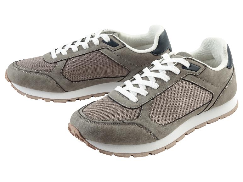Deux paires de baskets grises avec des lacets blancs.