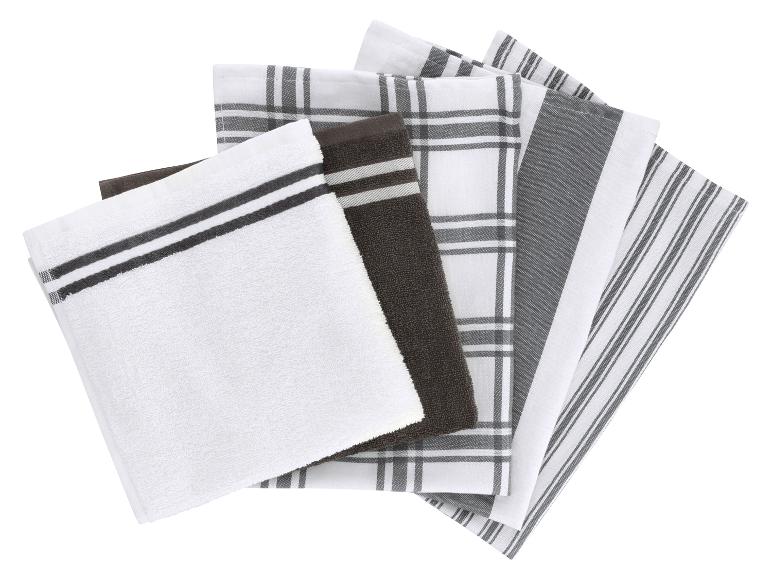 Un éventail de torchons de cuisine blancs et gris avec divers motifs.