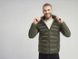 Un homme portant une veste d'hiver verte