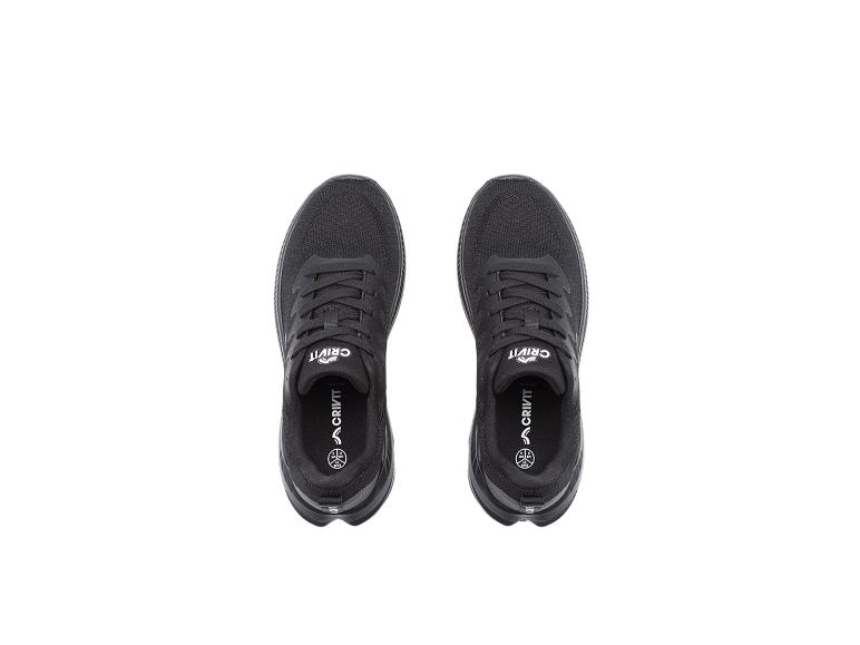 Baskets noires vues de dessus sur un fond blanc
