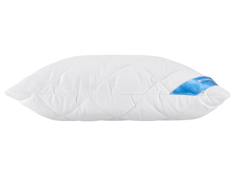 Oreiller blanc matelassé avec une étiquette bleue affichant « STARG ».
