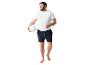 Un homme en t-shirt blanc et short tient un ballon de volley.