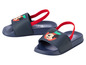 Deux paires de tongs bleues Mickey Mouse avec des lanières rouges.