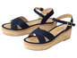 Deux paires d'espadrilles bleues avec boucle.
