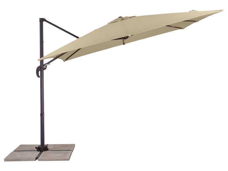 Un parasol de jardin beige avec une base en pierre.