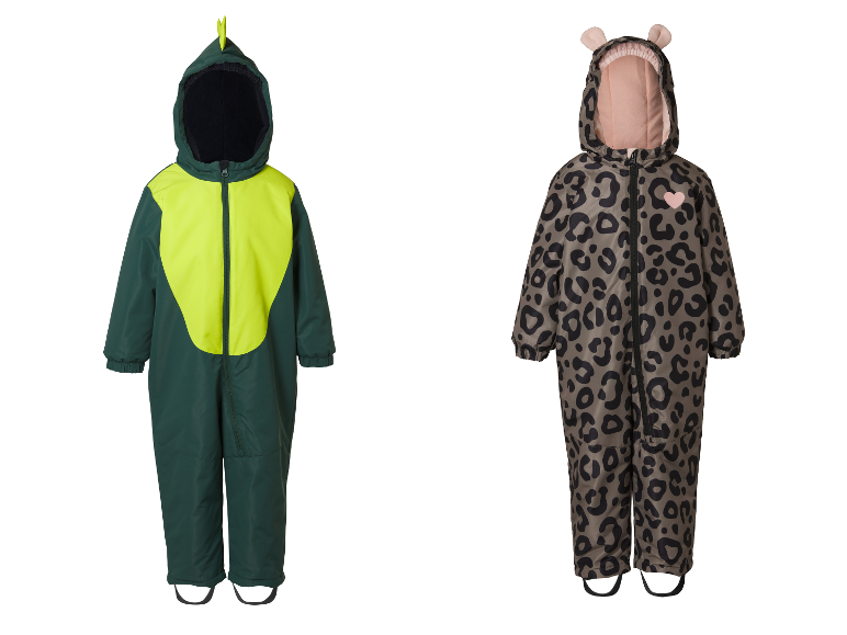 Combinaisons de neige pour enfants : une verte et jaune avec des pointes de dinosaure, et une imprimé léopard avec des oreilles.