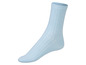 Une chaussette bleu clair avec des rayures blanches.