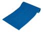 Tapis de yoga bleu roulé.