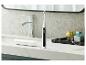 Une brosse à dents électrique Oclean sur un lavabo de salle de bain.