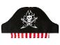 Un chapeau de pirate noir avec un crâne blanc et des sabres croisés.