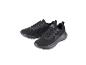 Chaussures de sport noires avec un logo blanc sur la languette