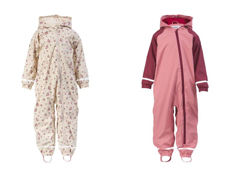Deux combinaisons de pluie imperméables pour enfants, une beige à imprimé floral rose, une rose et marron.