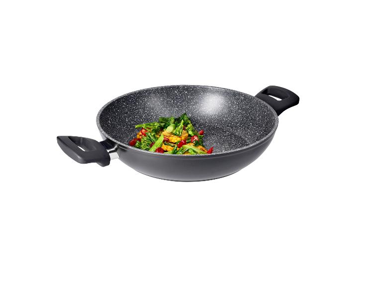 Poêle avec de la nourriture