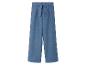 Un pantalon en jean bleu avec une ceinture large
