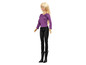 Une poupée Barbie avec un pull violet et des bottes noires.