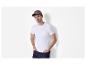 T-shirt blanc, casquette grise et jeans : look décontracté pour homme.