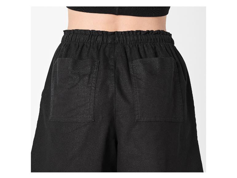 Pantalon noir ample avec taille élastique et poches plaquées à l'arrière.