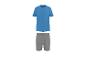 T-shirt bleu et short gris.