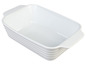 Plat à gratin rectangulaire blanc avec des poignées.