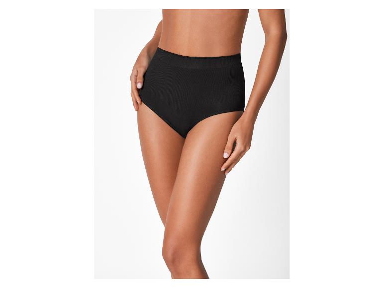Femme portant une culotte noire côtelée taille haute sur fond blanc.