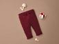 Pantalon bordeaux avec un renard et des champignons.