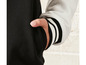 Blouson bomber noir et blanc avec des rayures blanches sur les manches.