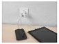 Chargeur secteur PD 45W chargeant téléphone et tablette sur une table en bois.