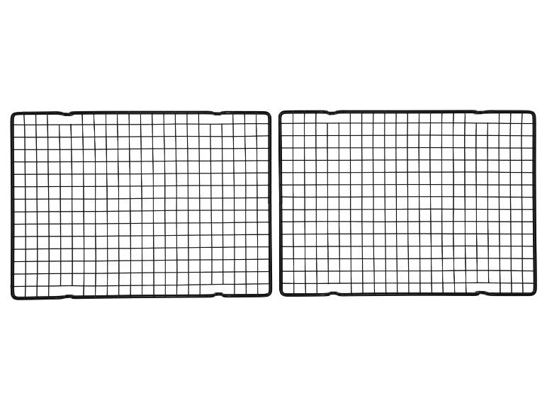 Deux grilles de refroidissement métalliques noires sur fond blanc