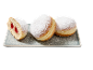 Beignets fourrés à la confiture et saupoudrés de sucre glace, sur un plateau.