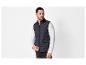 Un homme portant un gilet noir.