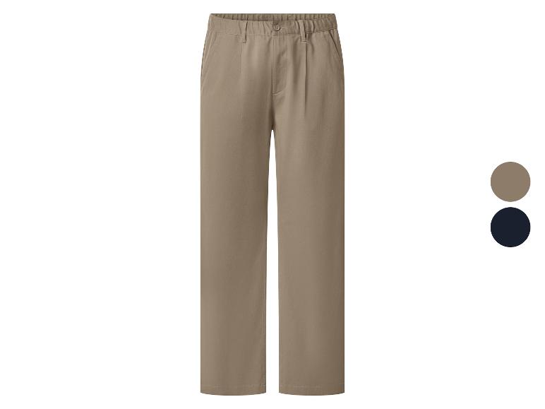 Pantalon beige pour homme avec taille élastique et poches latérales, avec échantillons de couleur beige et bleu marine.