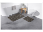 Tapis de bain gris, près d'une baignoire et de toilettes.