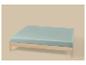 Drap-housse bleu clair sur un cadre de lit en bois.