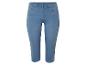 Jeans capri bleu clair, coupe ajustée.