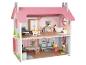 Maison de poupée en bois avec des meubles et des figurines.