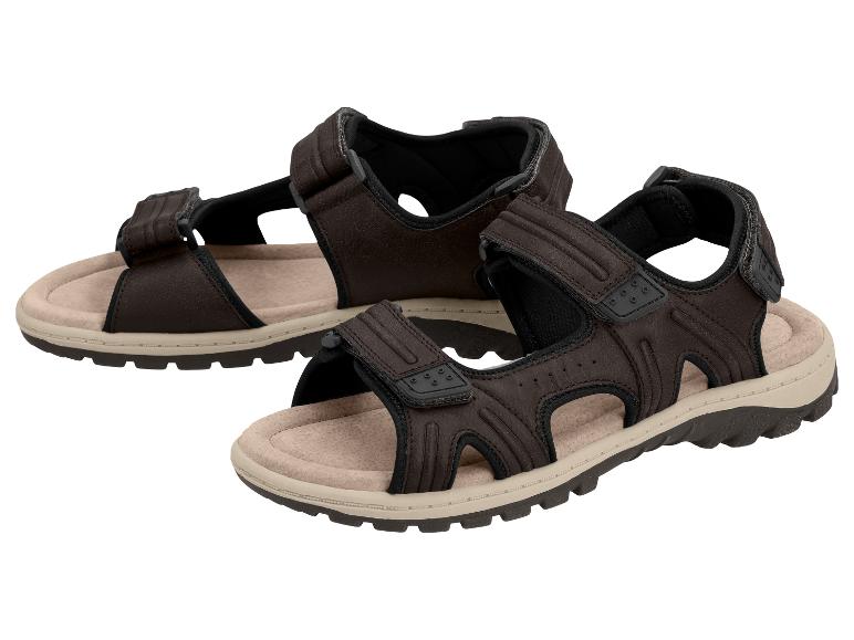 Une paire de sandales de sport marron pour hommes avec une semelle claire.