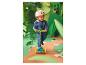 Enfant avec casque sur trottinette dans un décor de jungle.