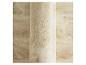 Papier peint beige texturé avec un motif subtil, roulé pour montrer la surface.