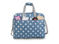 Un sac bleu à pois blancs rempli d'accessoires de couture.