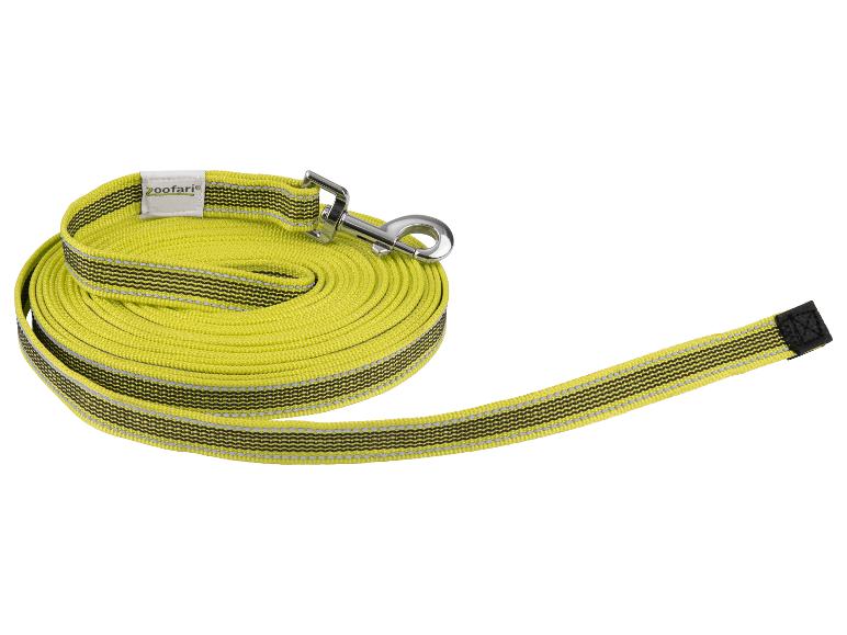 Laisse pour chien jaune vif avec des rayures noires et réfléchissantes, et un mousqueton métallique.